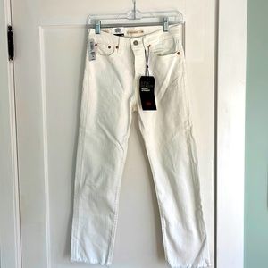 NWT Levi’s Premium Wedgie Straight in White, Size 26